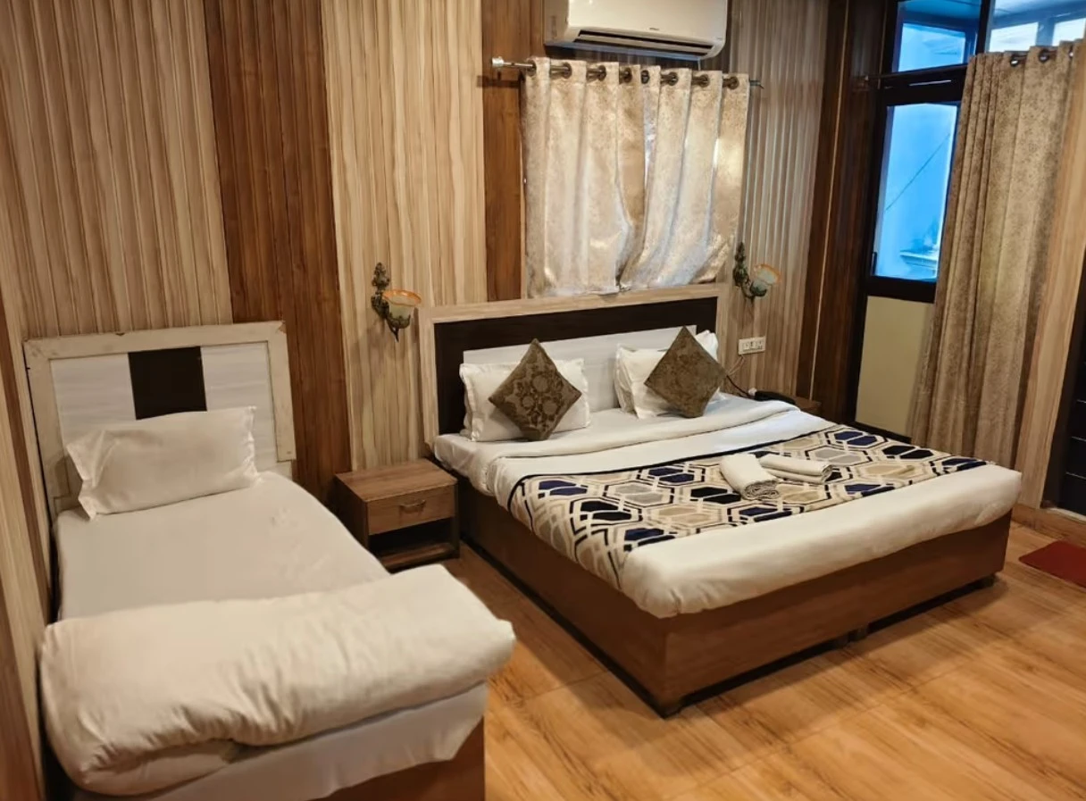 Family Room with Breakfast & Lunch/Dinner