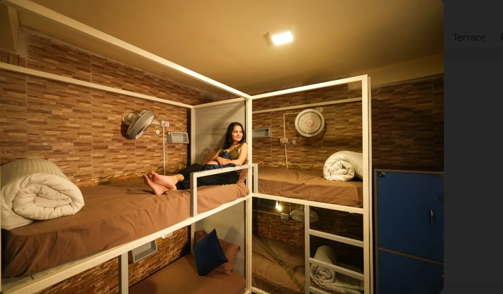 6 Bed Dorm Sharing Bathroom with Breakfast